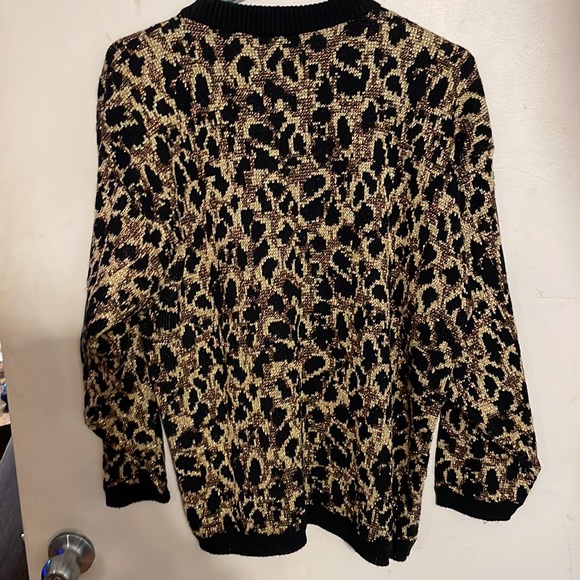 Woman’s rose leopard sweater size medium - Picture 4 of 4